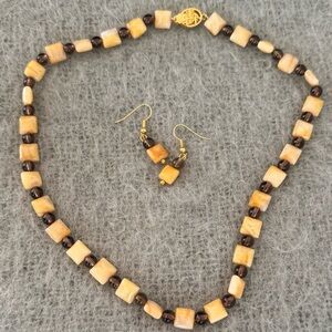 Gorgeous Pale yellow Topaz
Stone Necklace Set, MINT
Condition!